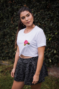 Blusa básica con rosa en bolsa