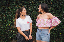 Blusa básica con rosa en bolsa