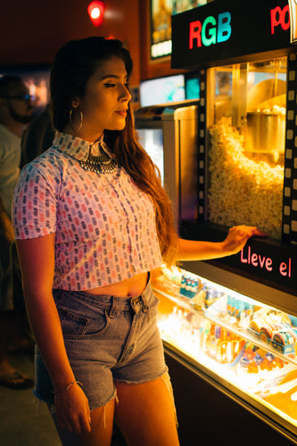 Blusa corta con estampado de piñas.
