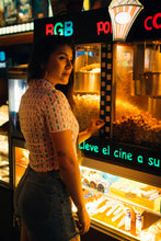 Blusa corta con estampado de piñas.