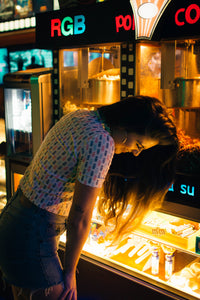 Blusa corta con estampado de piñas.