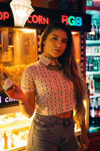 Blusa corta con estampado de piñas.
