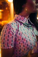 Blusa corta con estampado de piñas.