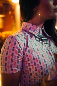 Blusa corta con estampado de piñas.